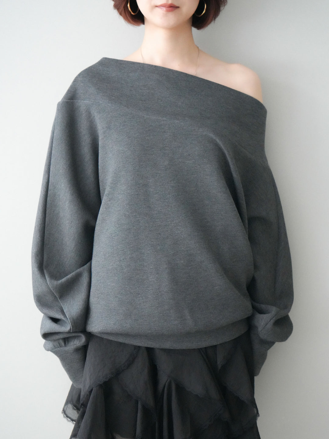 [予約]アシンメトリーオフショルポンチプルオーバー/charcoal