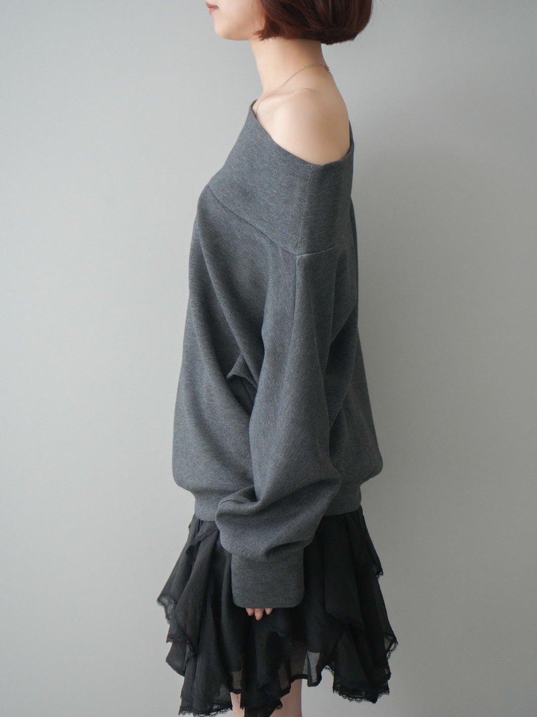 [予約]アシンメトリーオフショルポンチプルオーバー/charcoal