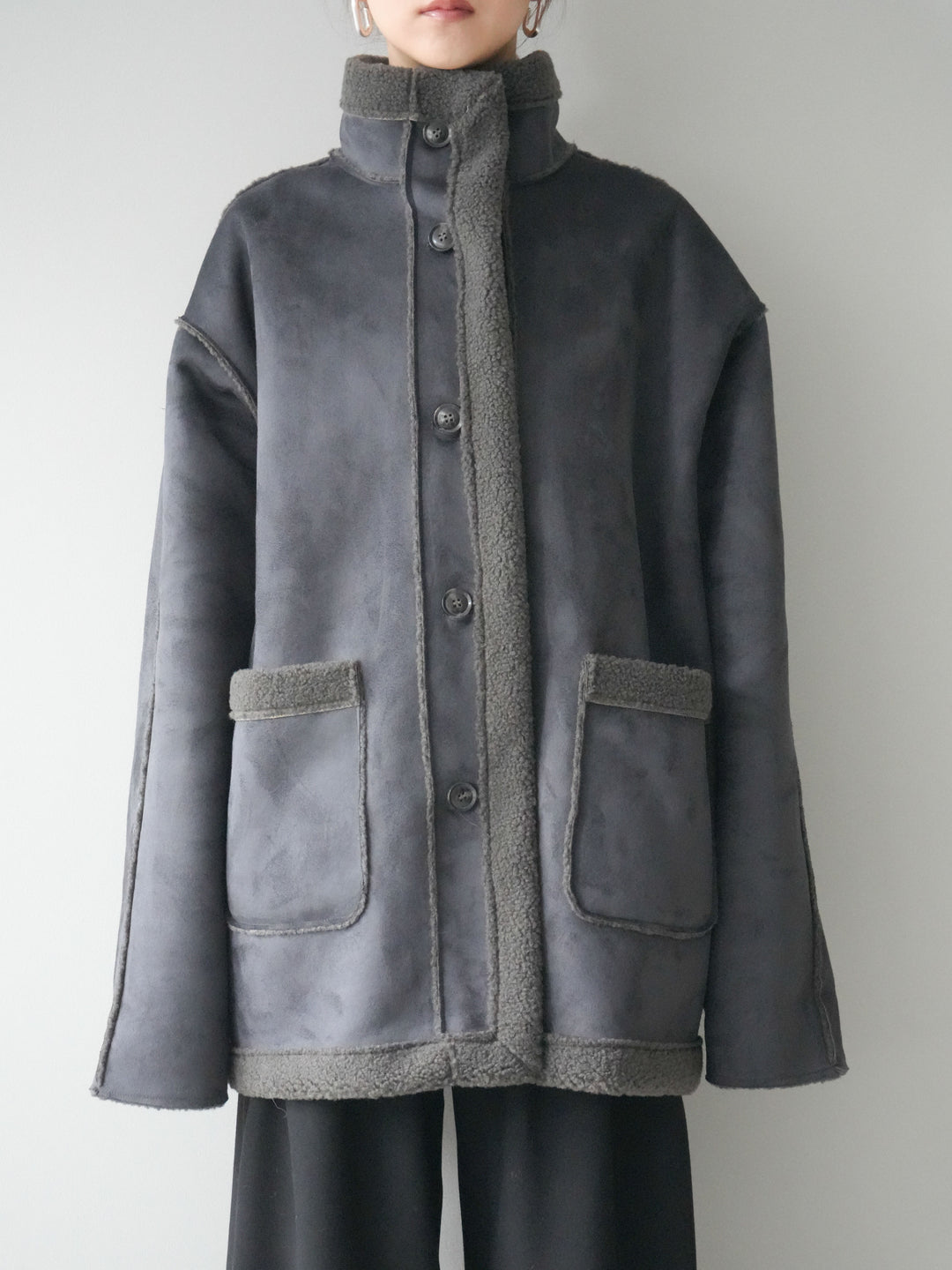 [予約]スタンドネックフェイクムートンミディアムコート/charcoal