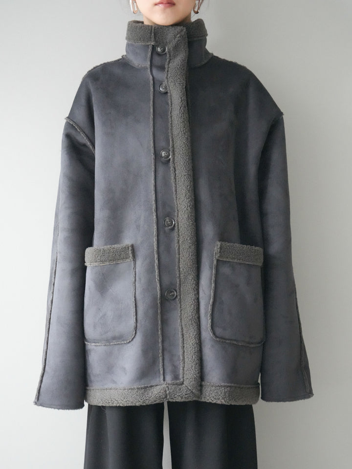 [予約]スタンドネックフェイクムートンミディアムコート/charcoal