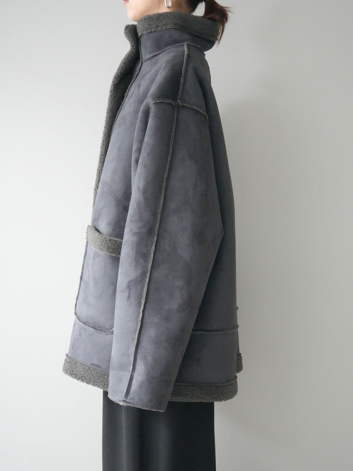 [予約]スタンドネックフェイクムートンミディアムコート/charcoal