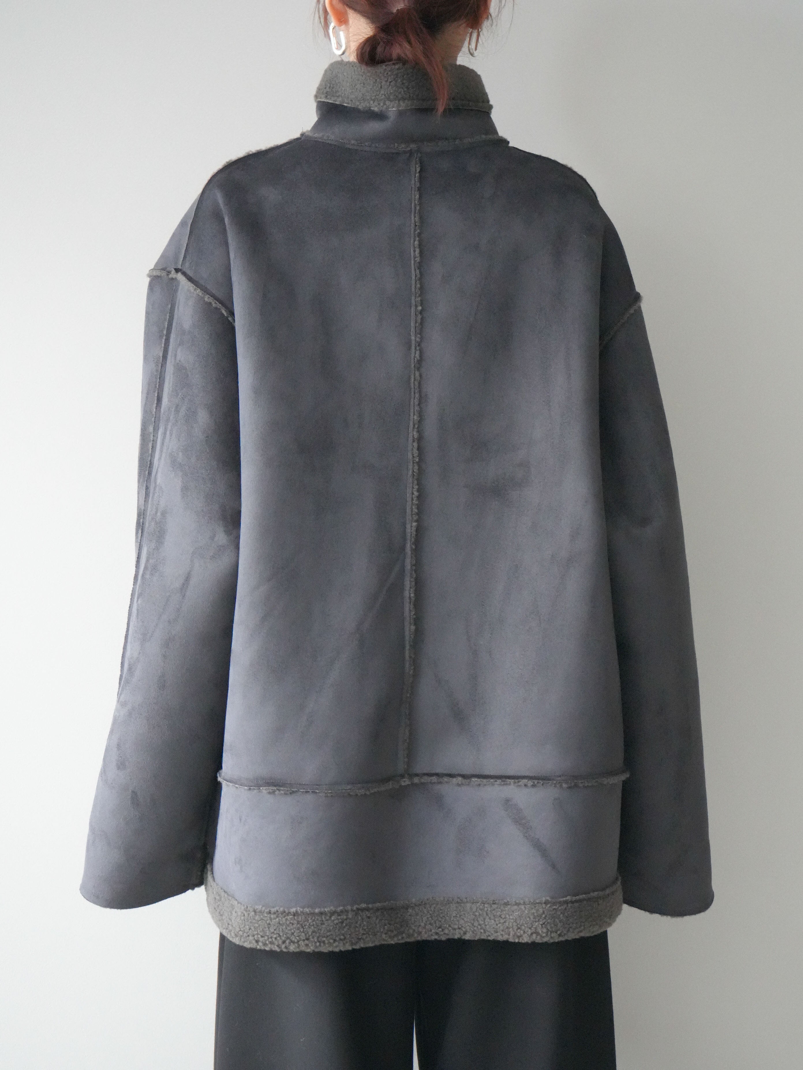 予約]スタンドネックフェイクムートンミディアムコート/charcoal – Lumier