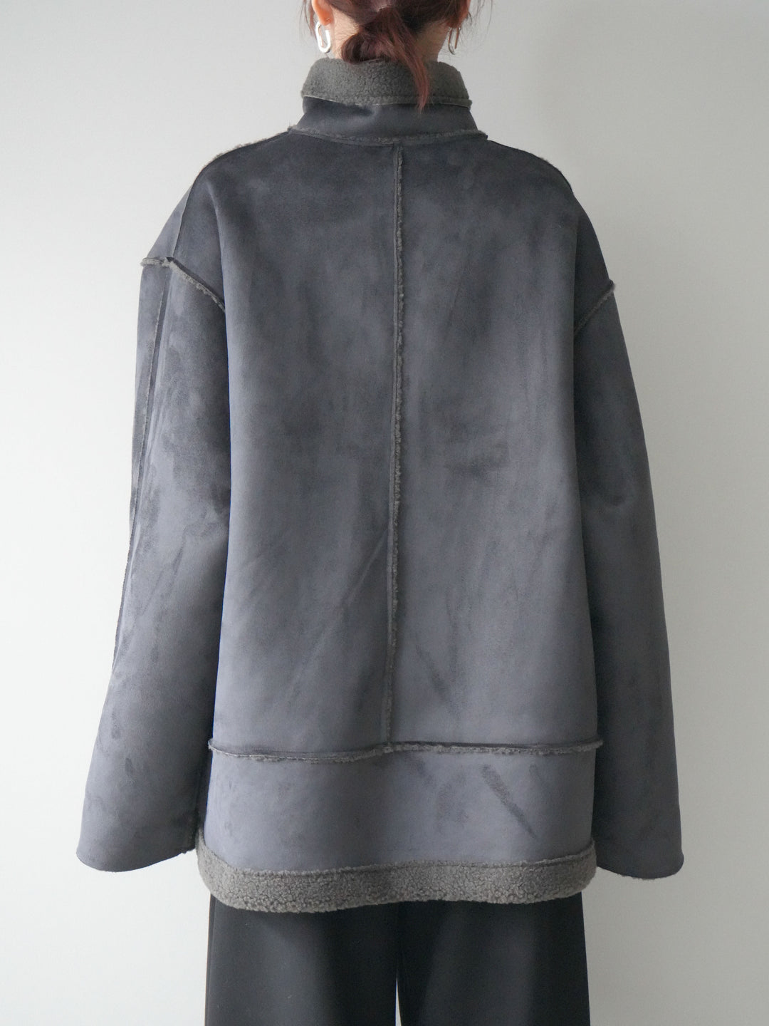 [予約]スタンドネックフェイクムートンミディアムコート/charcoal