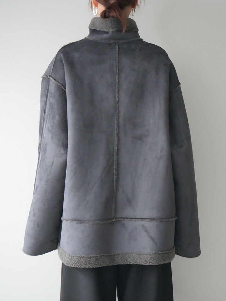 [予約]スタンドネックフェイクムートンミディアムコート/charcoal