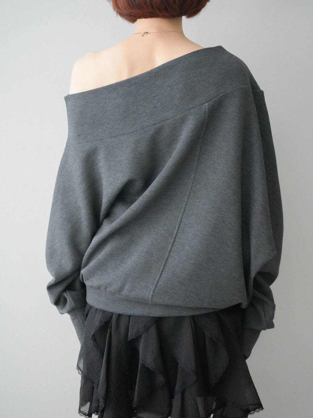 [予約]アシンメトリーオフショルポンチプルオーバー/charcoal