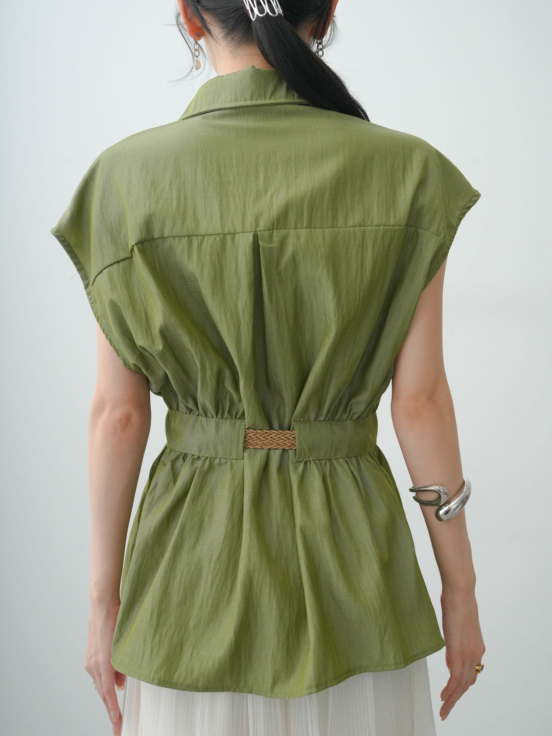 [予約]メッシュベルト付ウエストギャザーノースリーブシャツ/green