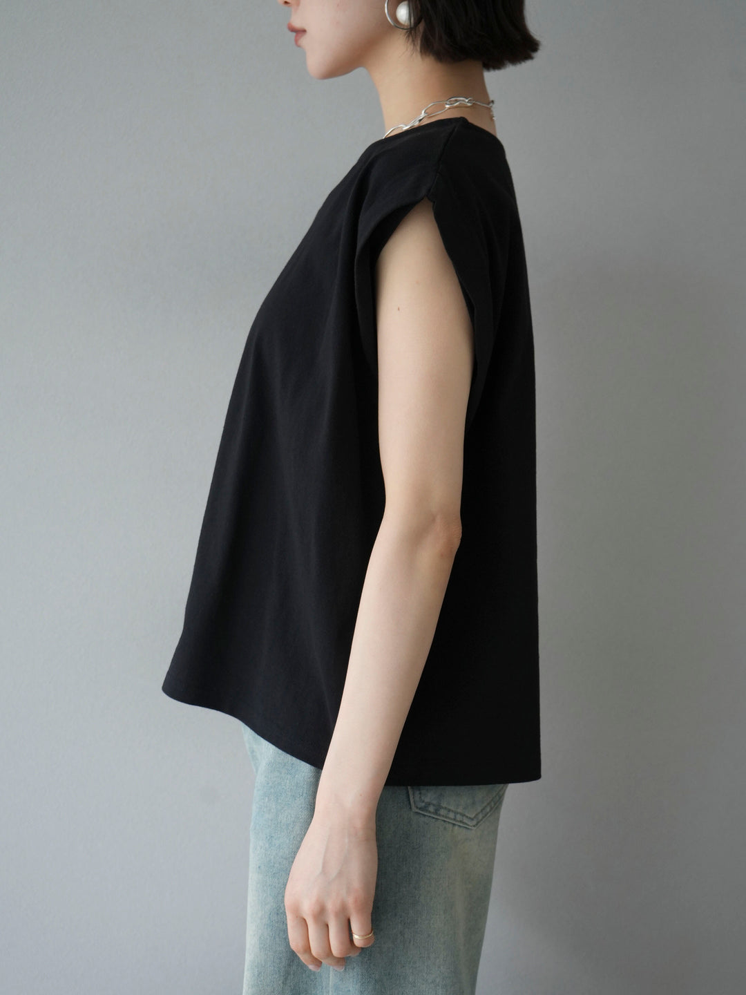 [Pre-order] Shoulder tuck sleeveless top/Black