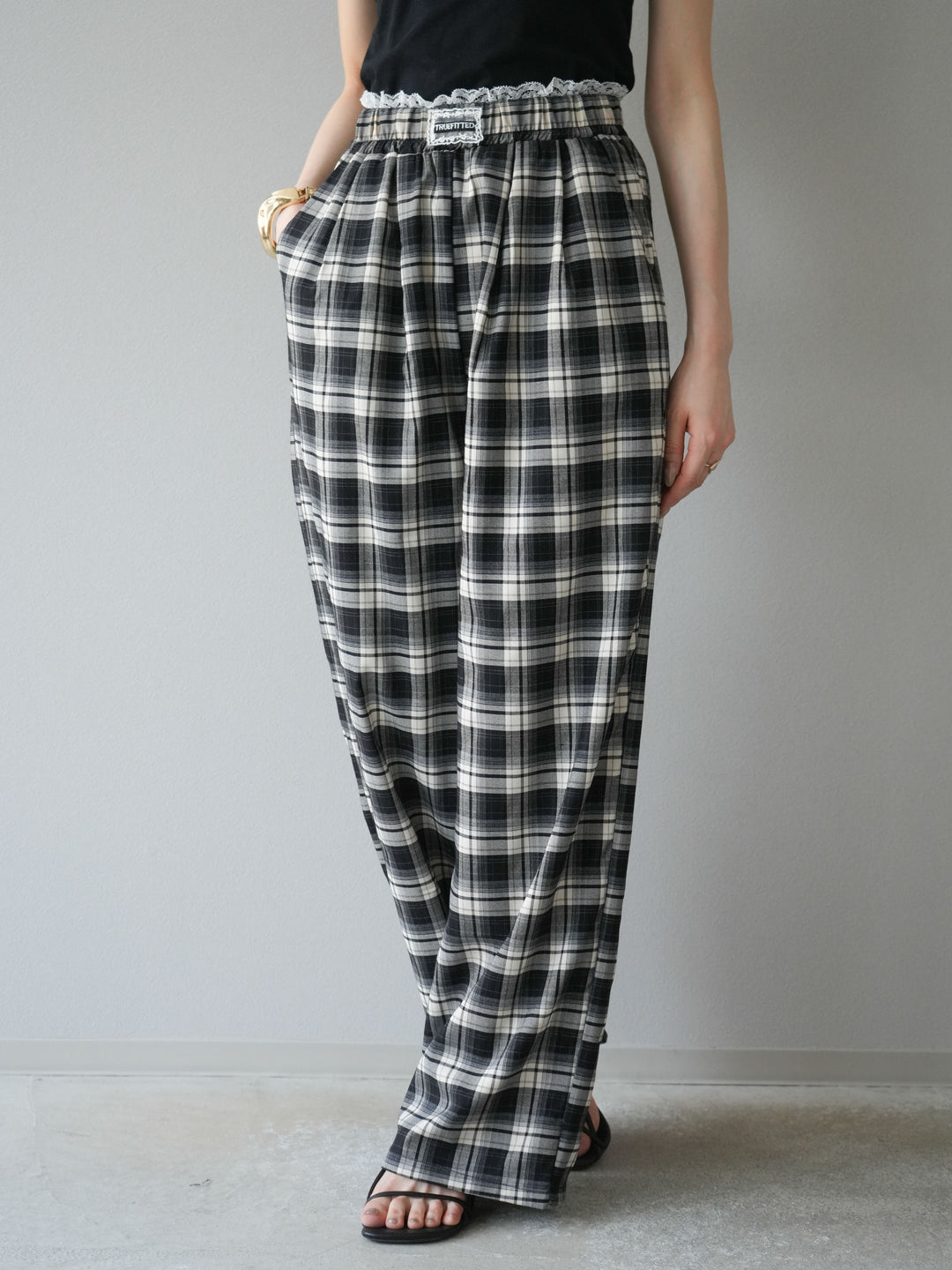 【預購】蕾絲層疊格紋寬褲/黑