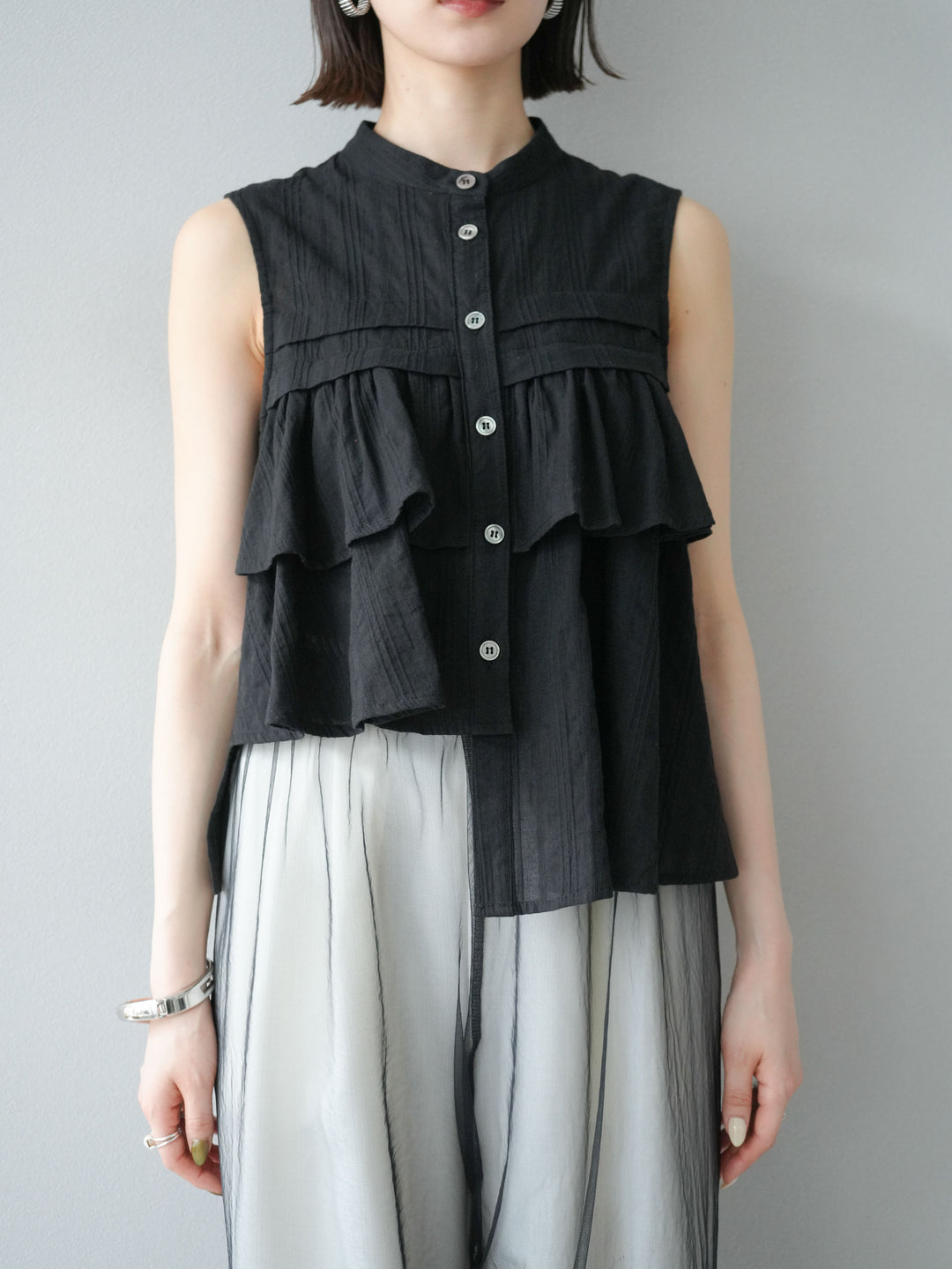 [予約]ドビーストライプアシンメトリーフリルノースリブラウス/ブラック