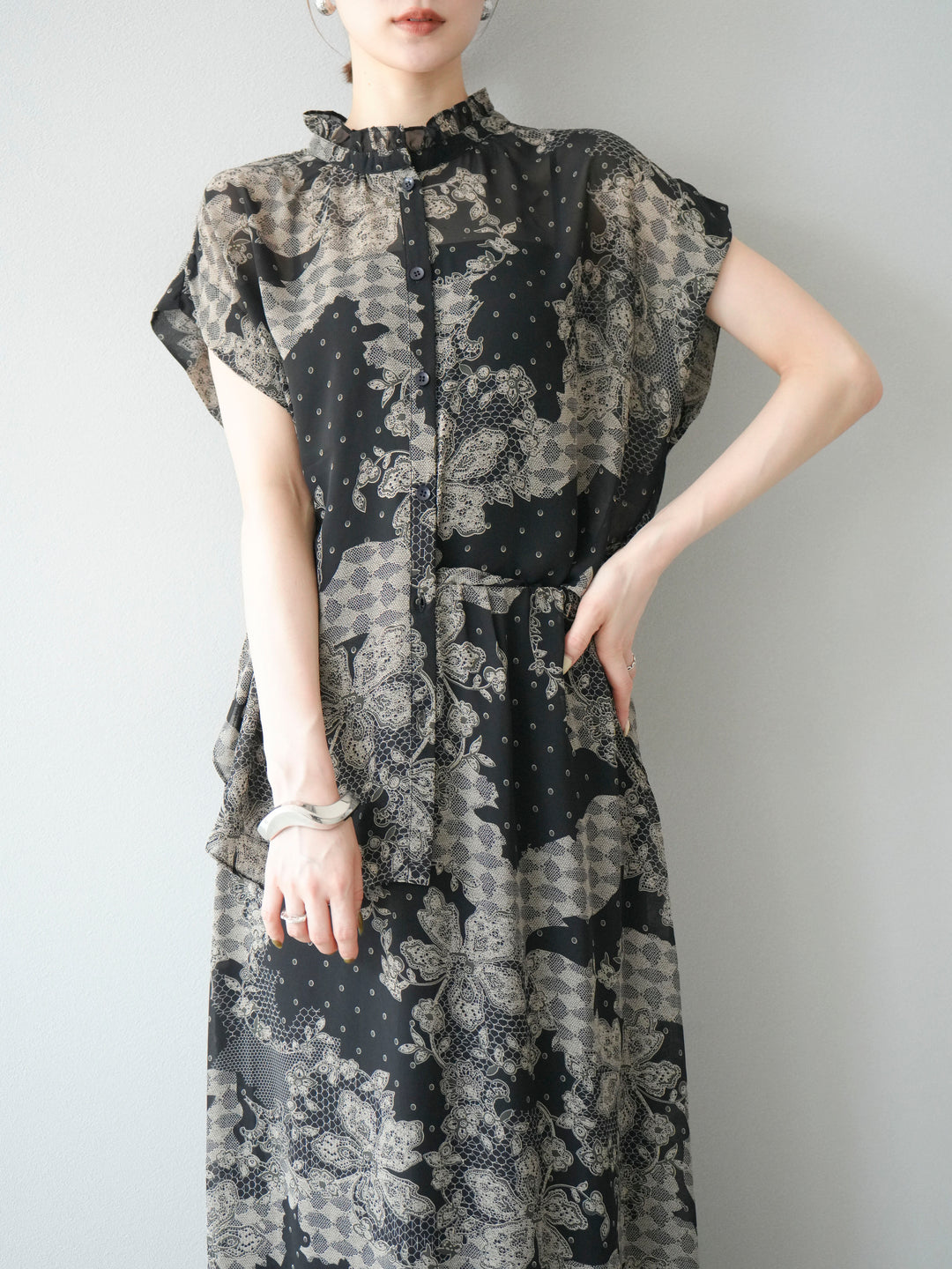 [予約]フラワーパターンフレンチスリーブブラウス/ブラック