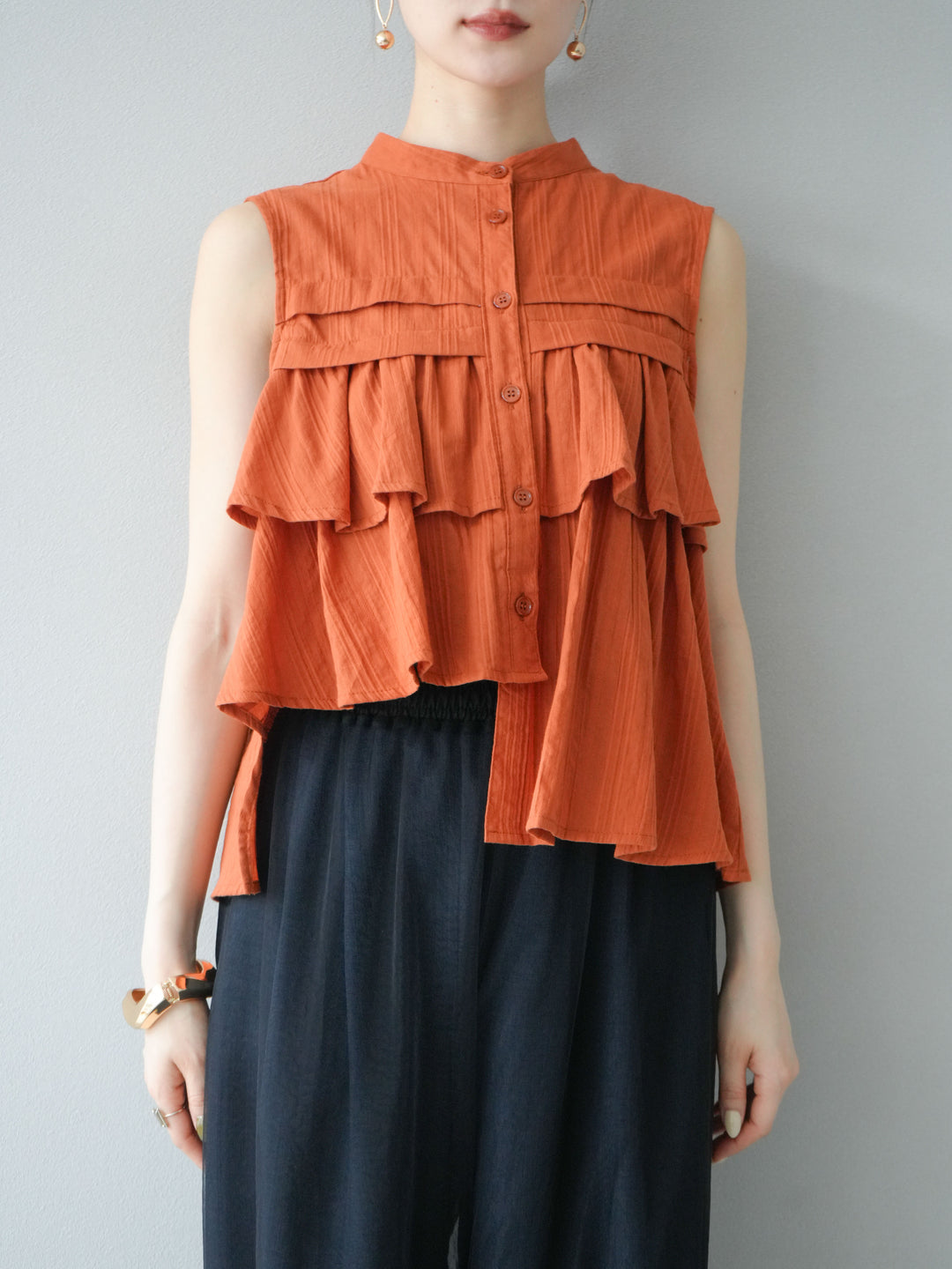 [予約]ドビーストライプアシンメトリーフリルノースリブラウス/テラコッタ