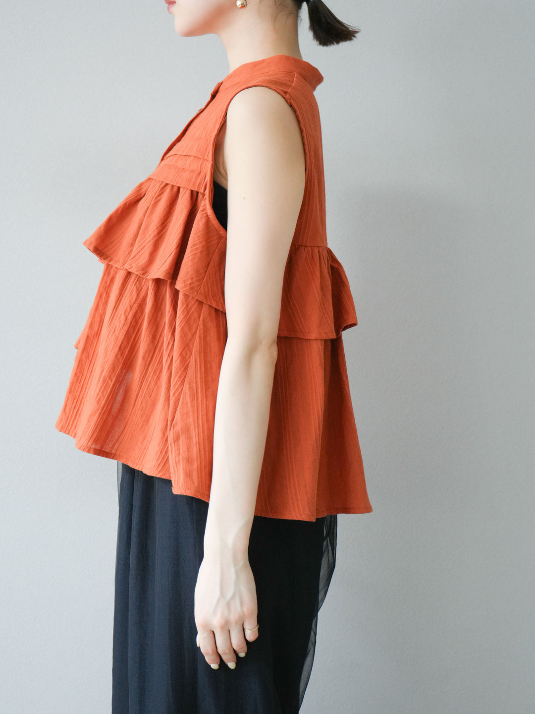 [予約]ドビーストライプアシンメトリーフリルノースリブラウス/テラコッタ