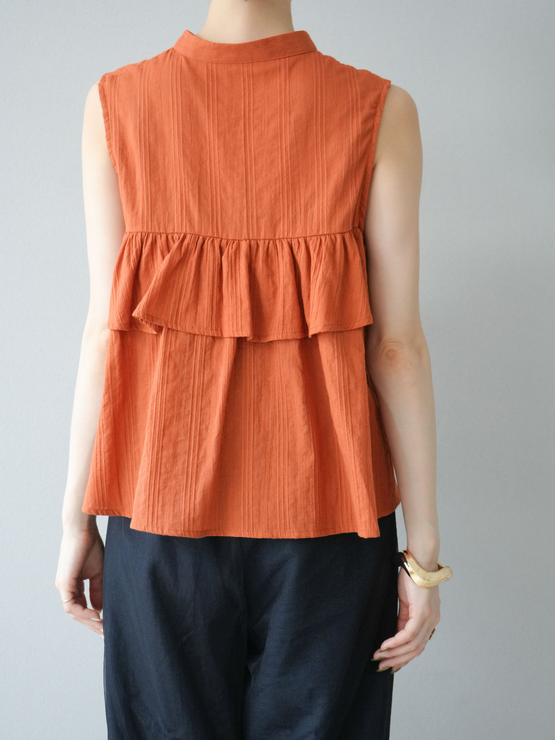 [予約]ドビーストライプアシンメトリーフリルノースリブラウス/テラコッタ