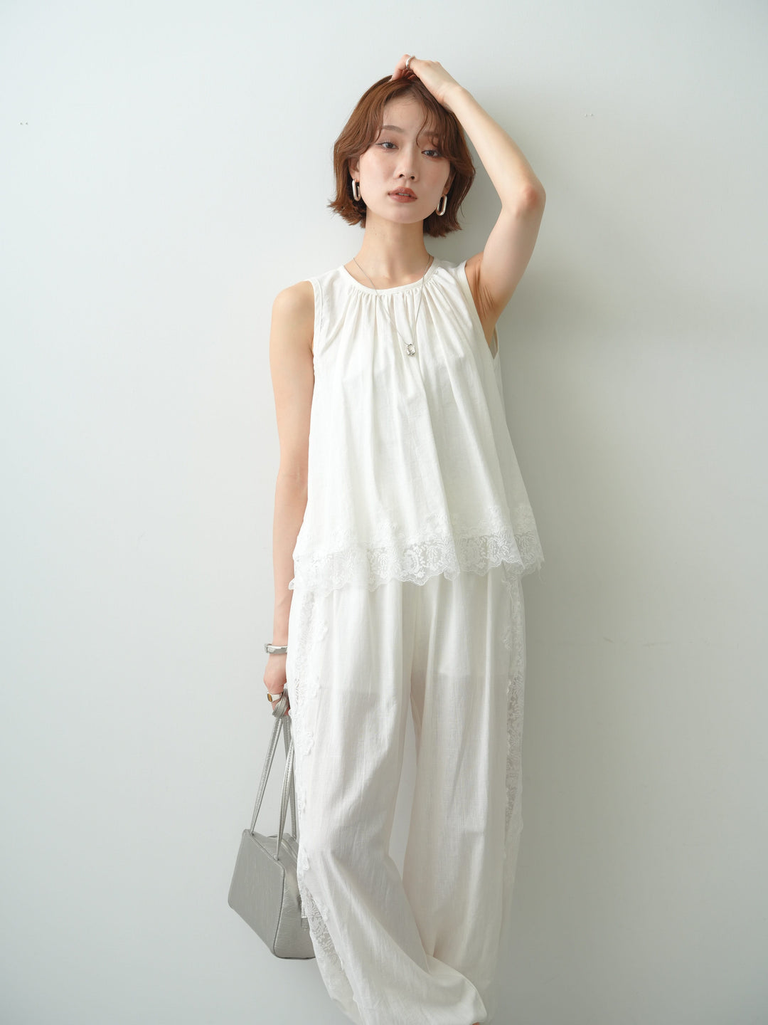 [予約]リネンタッチレースヘムノースリブラウス/white