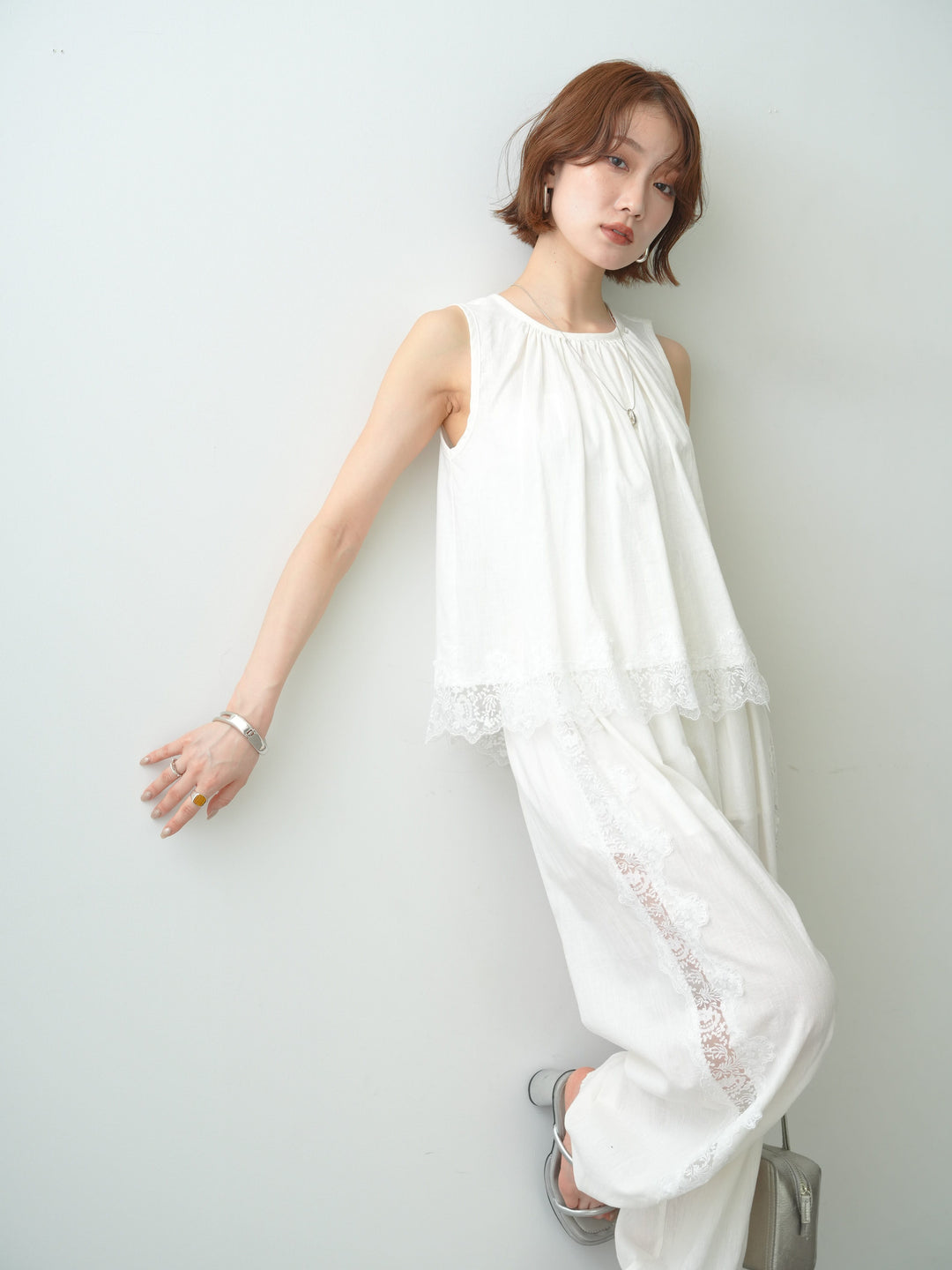 [予約]リネンタッチレースヘムノースリブラウス/white