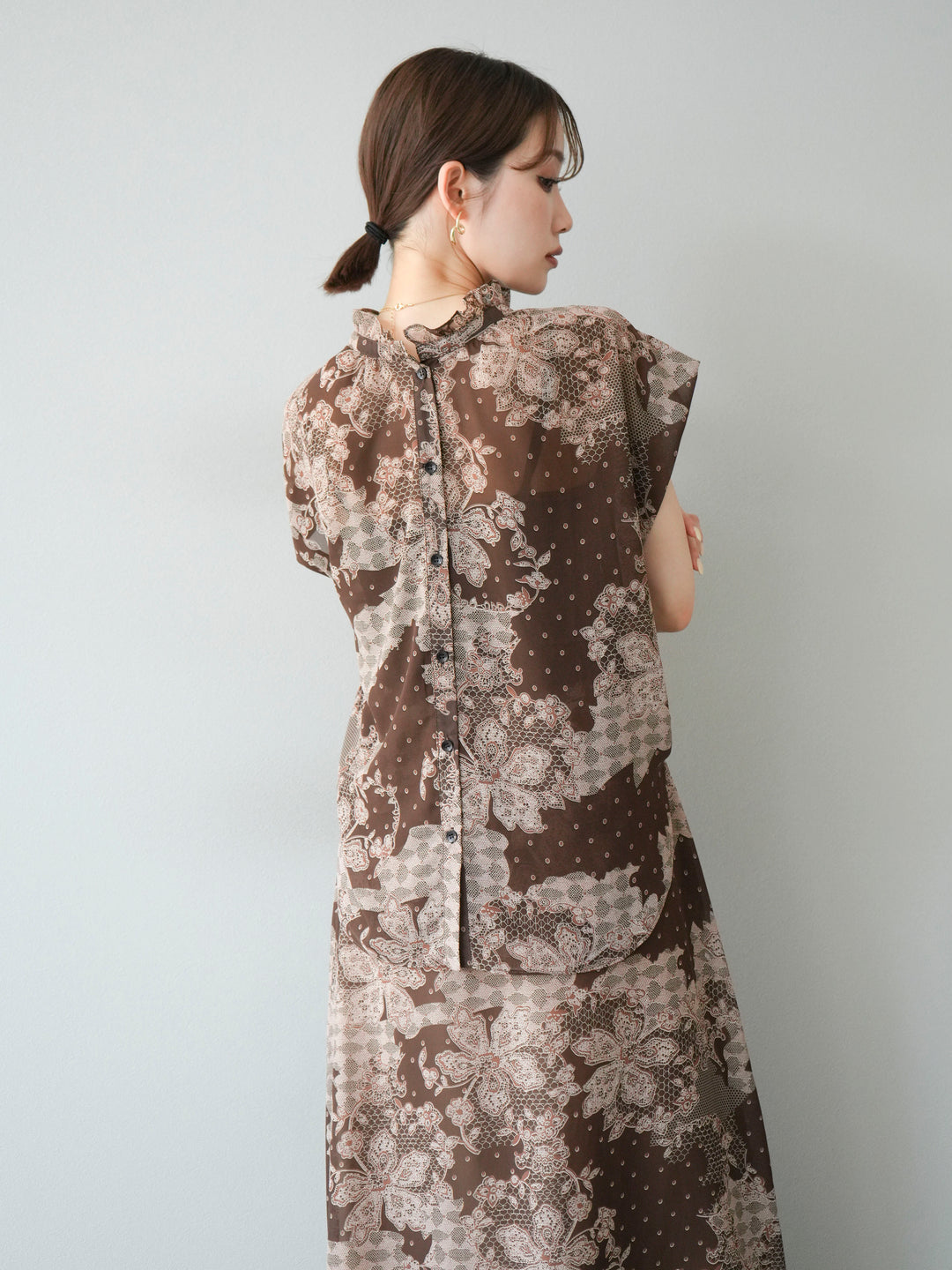 [予約]フラワーパターンフレンチスリーブブラウス/ブラウン