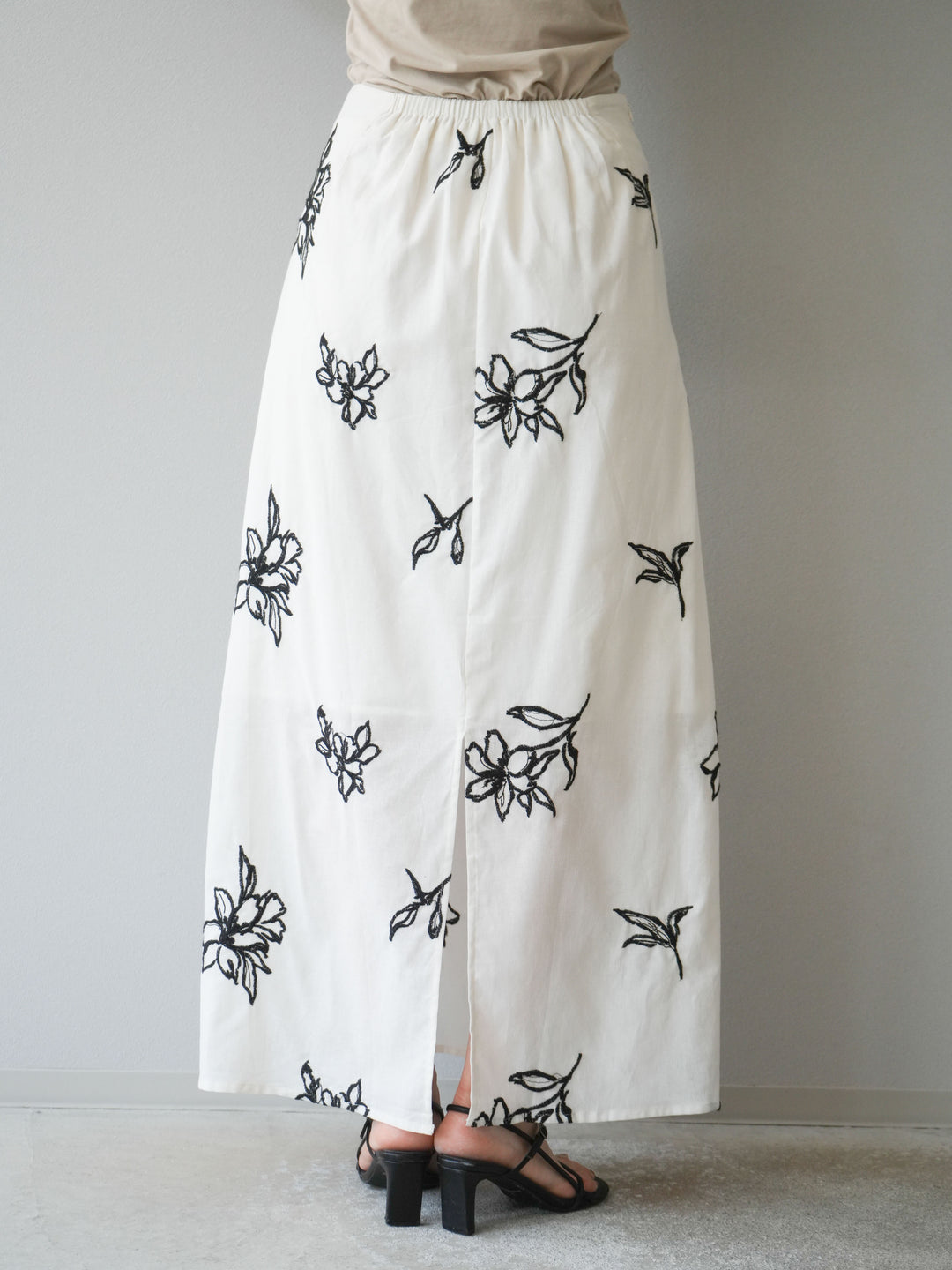 [予約]フラワー刺繍ナロースカート/ホワイト