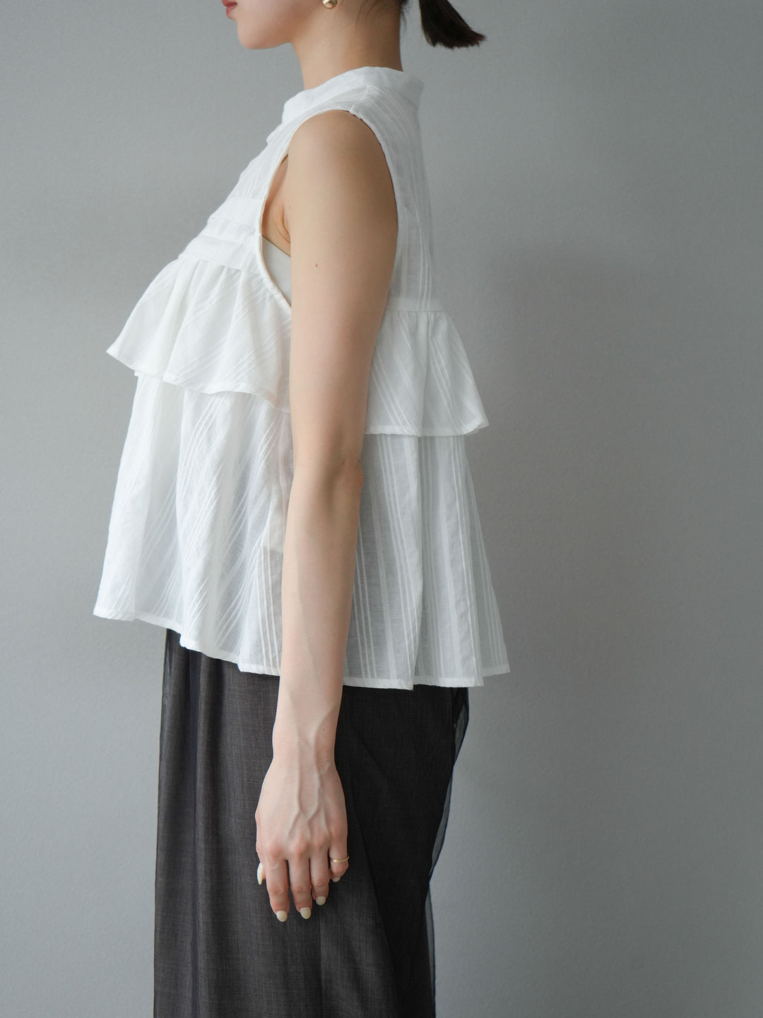 [予約]ドビーストライプアシンメトリーフリルノースリブラウス/ホワイト