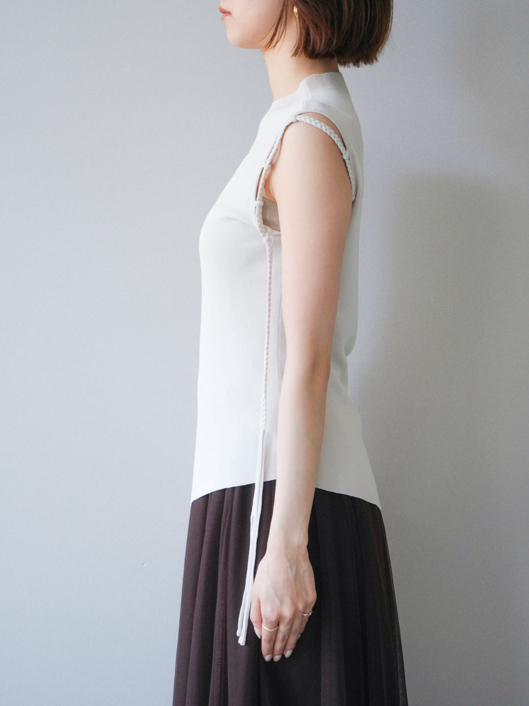[予約]サイドコードアシメニットノースリーブ/white