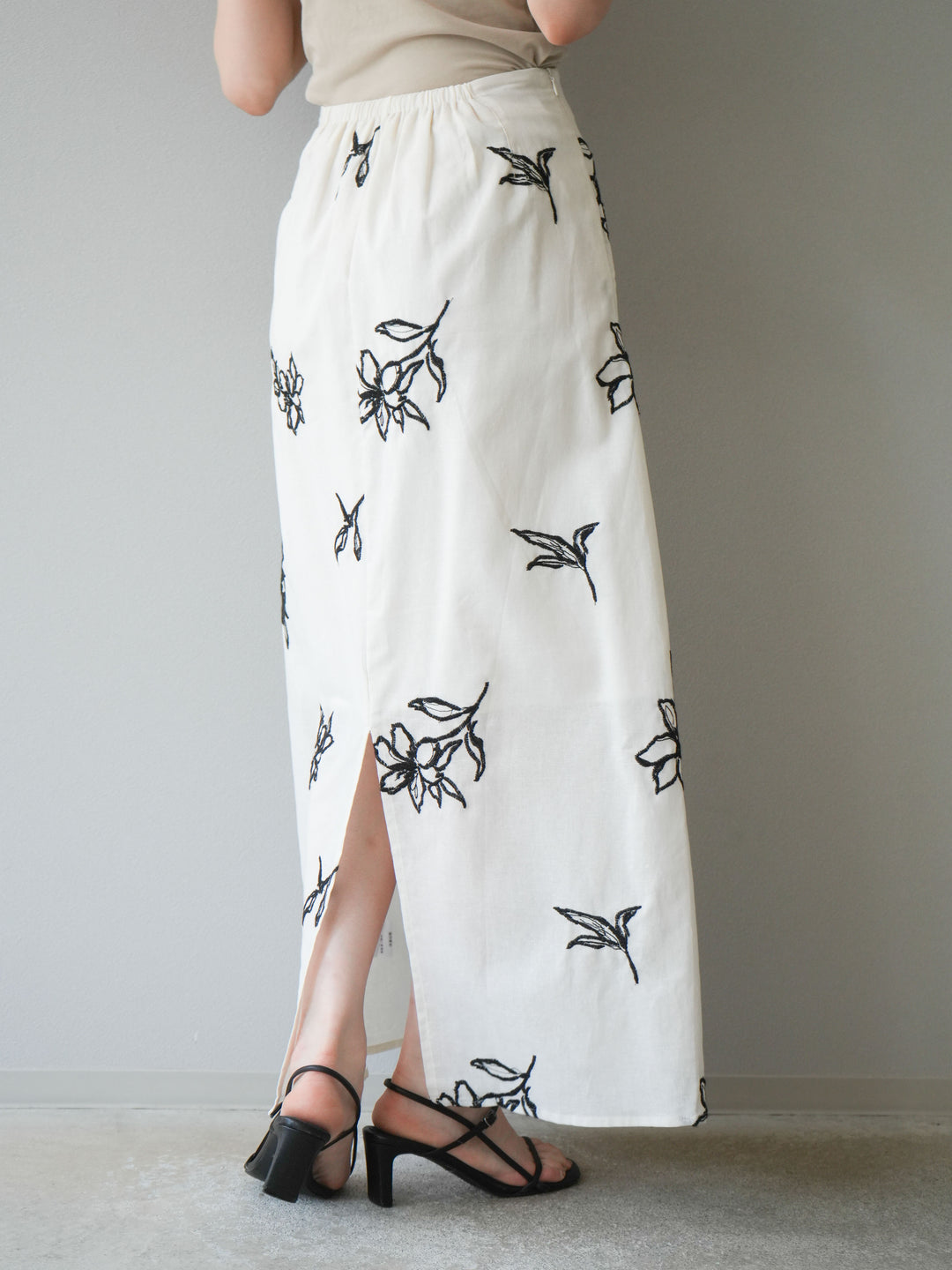 [予約]フラワー刺繍ナロースカート/ホワイト