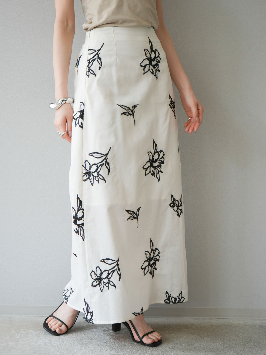 [予約]フラワー刺繍ナロースカート/ホワイト