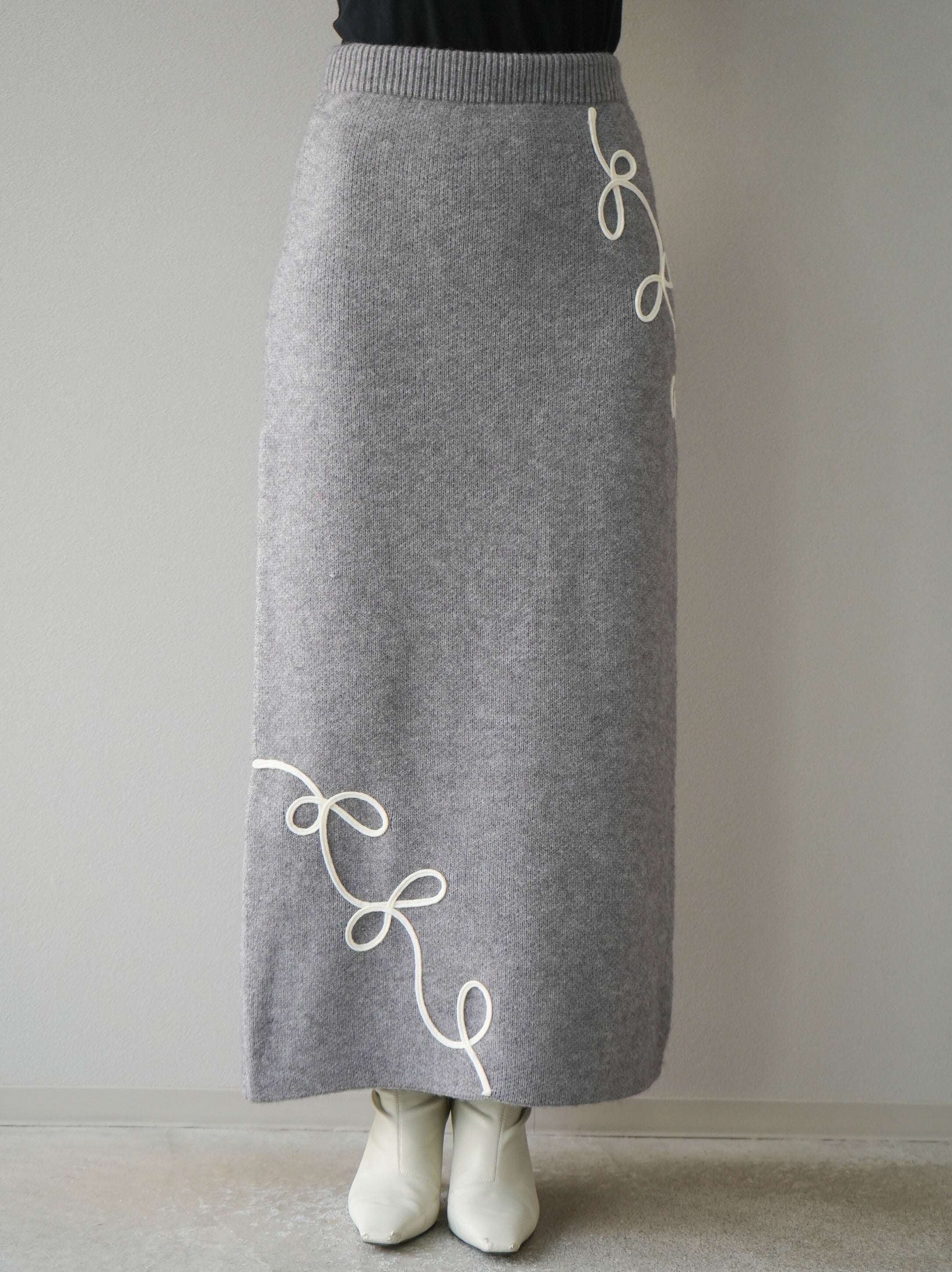 予約]コード刺繍Iラインニットスカート/グレー – Lumier
