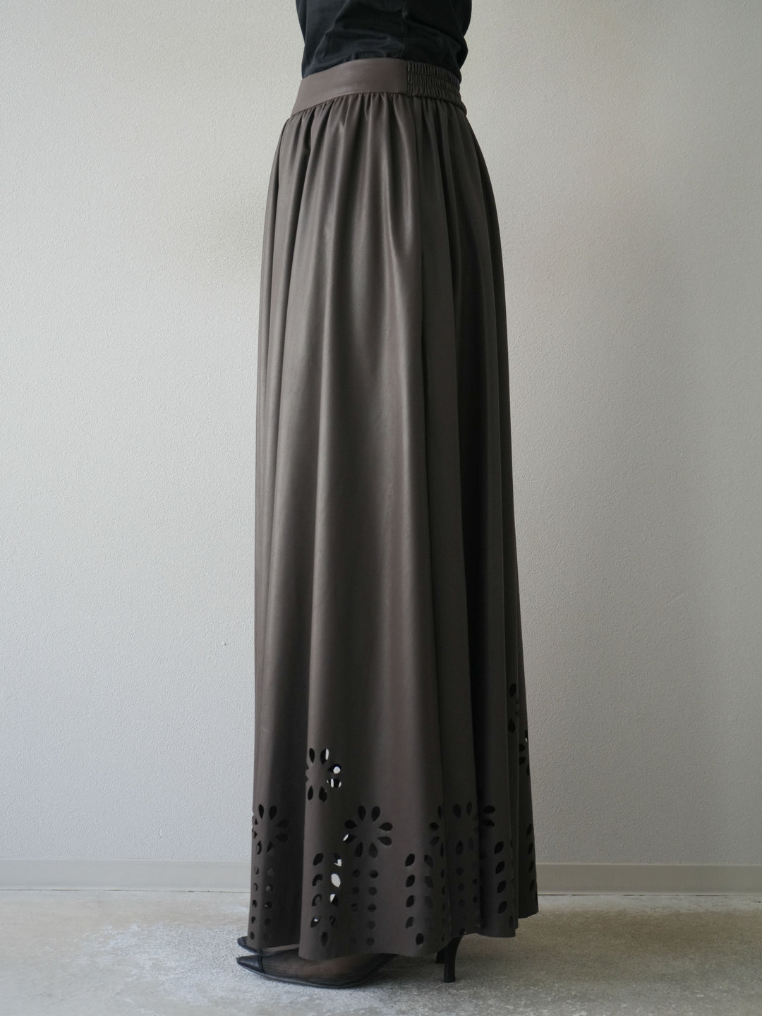 [予約]フラワーパンチングレザースカート/ブラウン