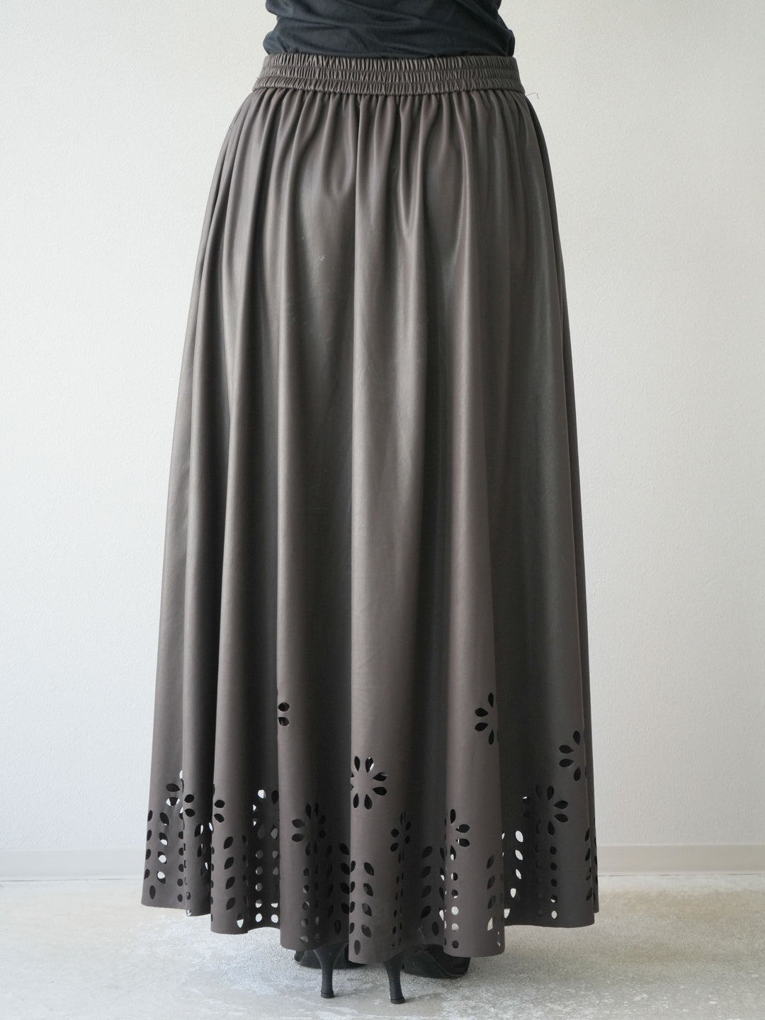 [予約]フラワーパンチングレザースカート/ブラウン