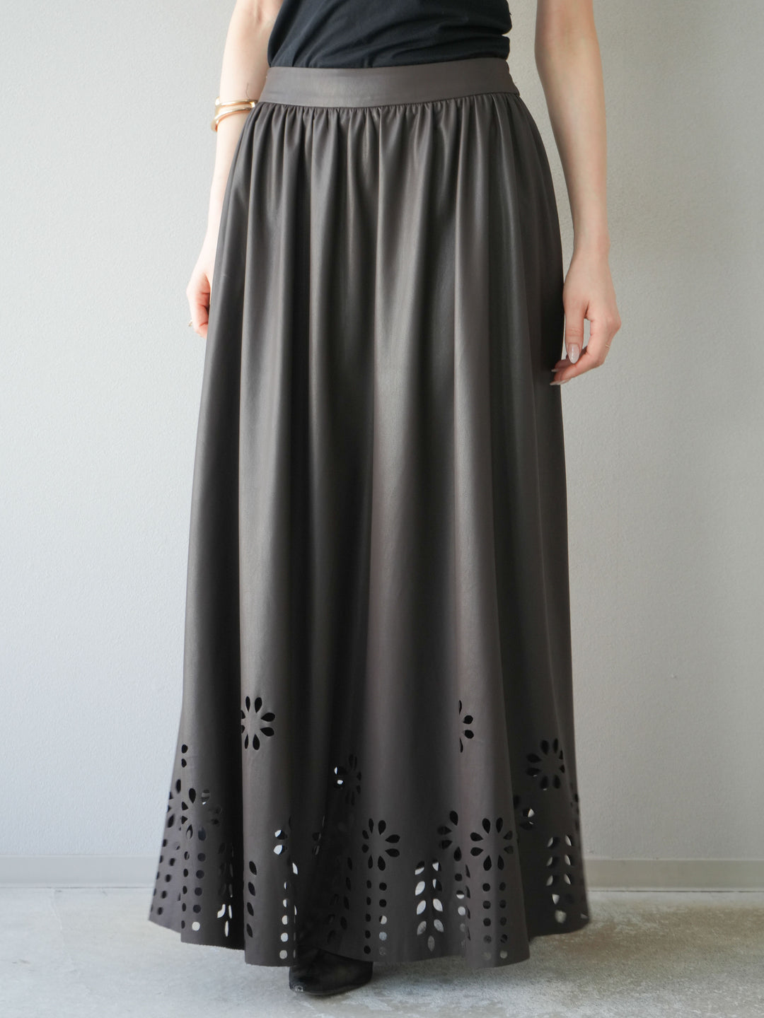 [予約]フラワーパンチングレザースカート/ブラウン