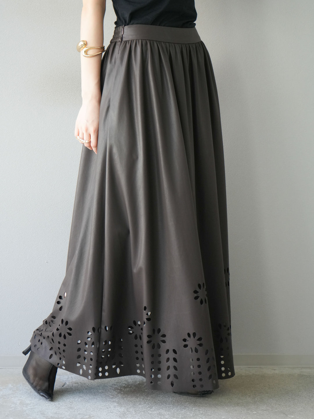 [予約]フラワーパンチングレザースカート/ブラウン