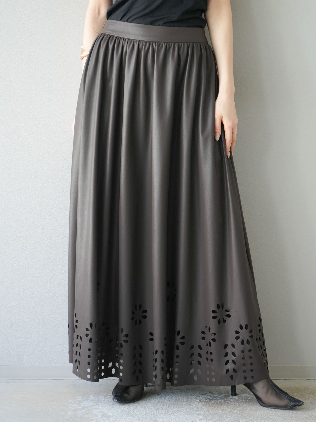 [予約]フラワーパンチングレザースカート/ブラウン