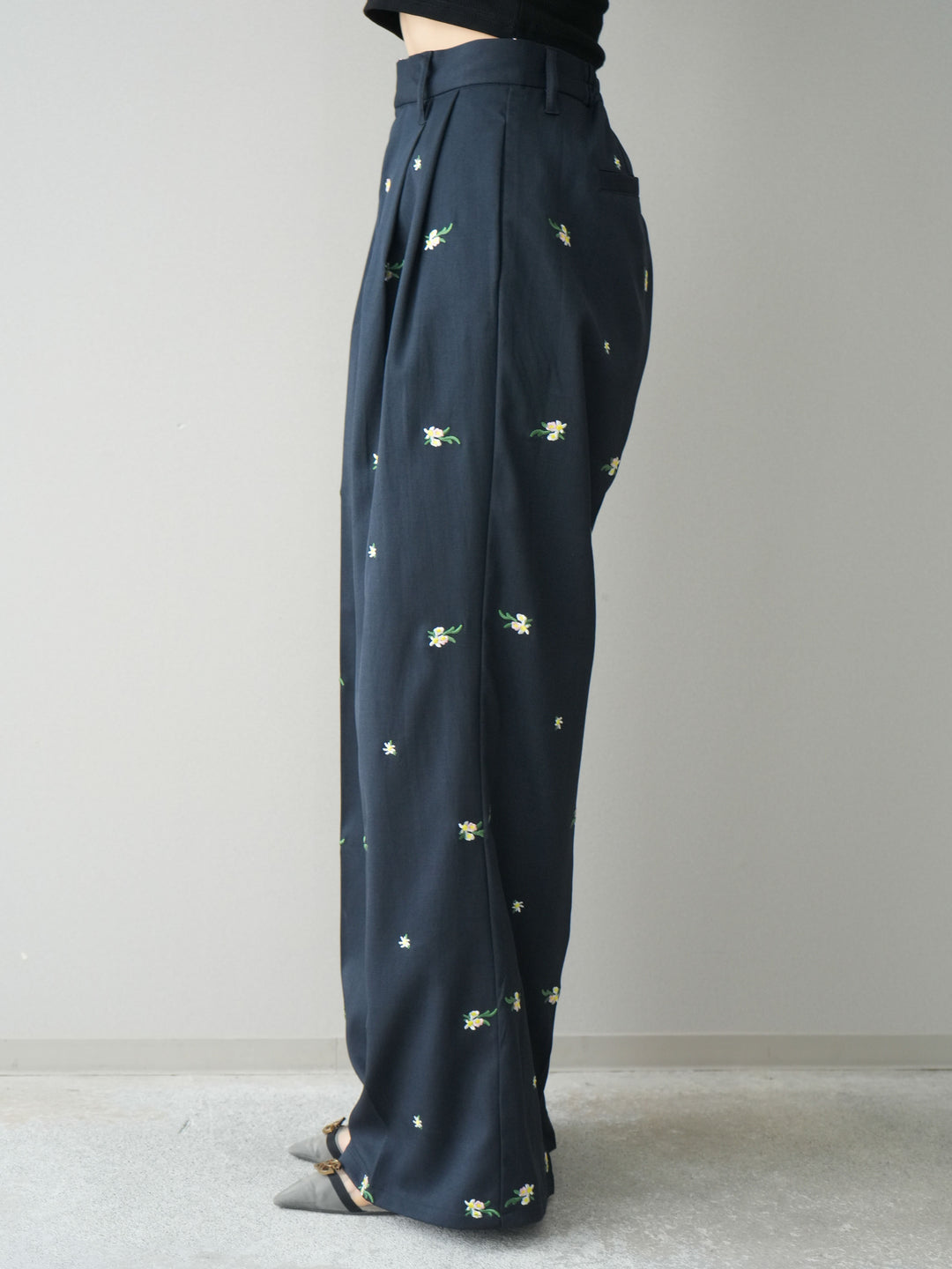 [予約]フラワー刺繍タックパンツ/navy