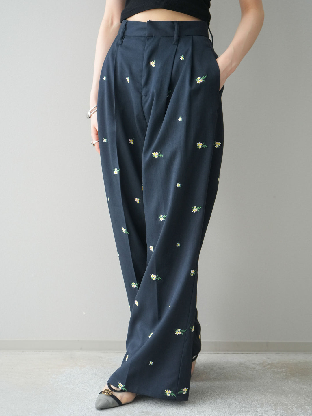 [予約]フラワー刺繍タックパンツ/navy