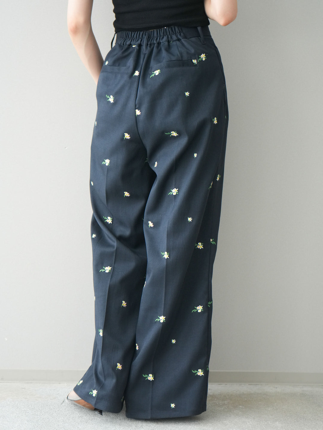 [予約]フラワー刺繍タックパンツ/navy