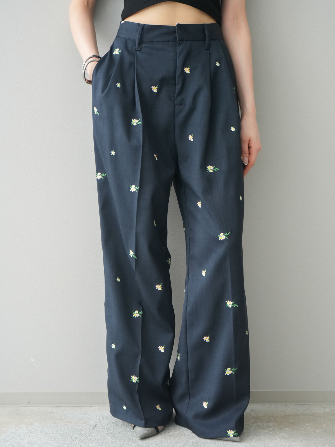[予約]フラワー刺繍タックパンツ/navy