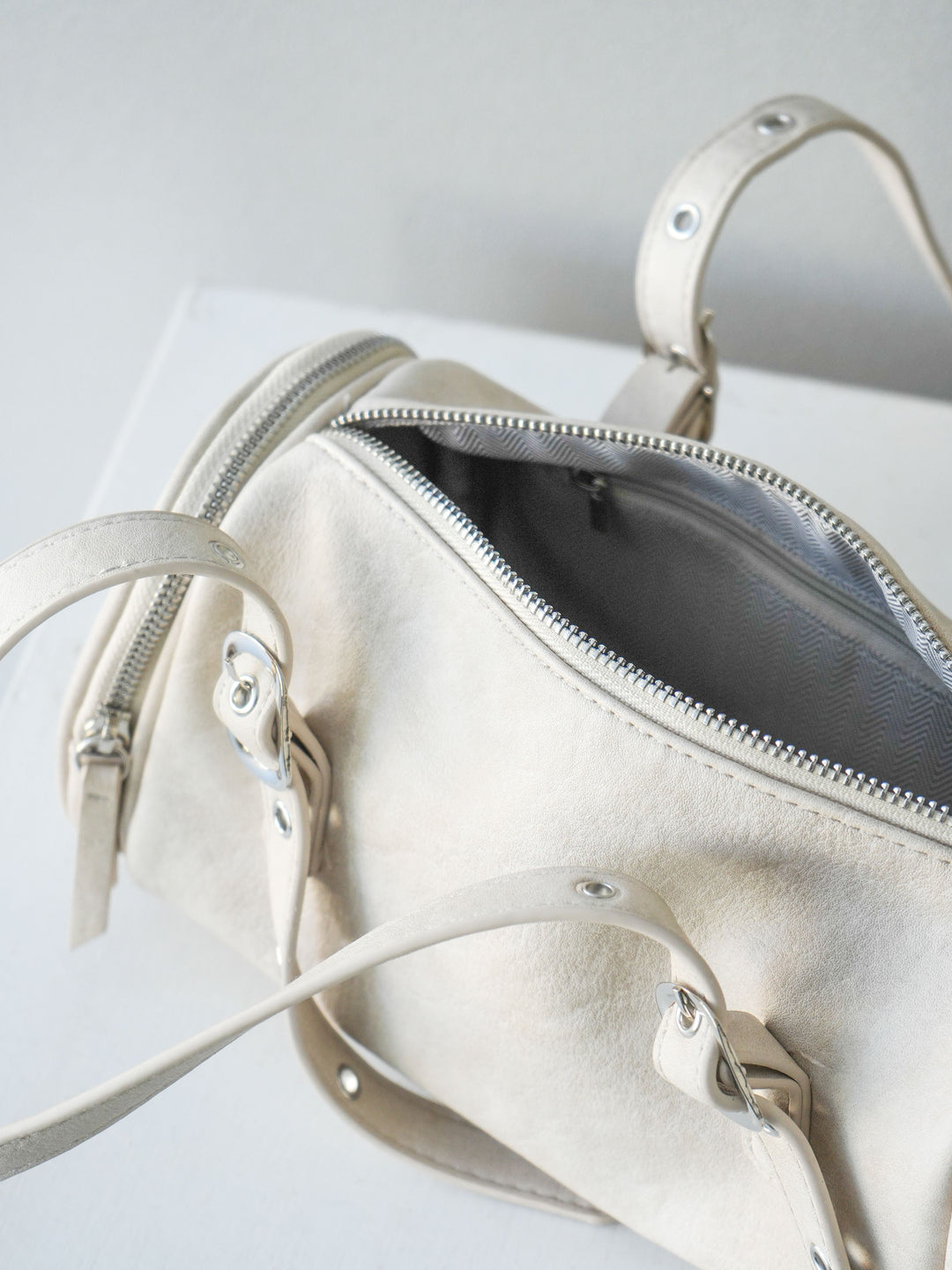 [予約]ラウンドZIPサイドポケットハンドバック/オフ