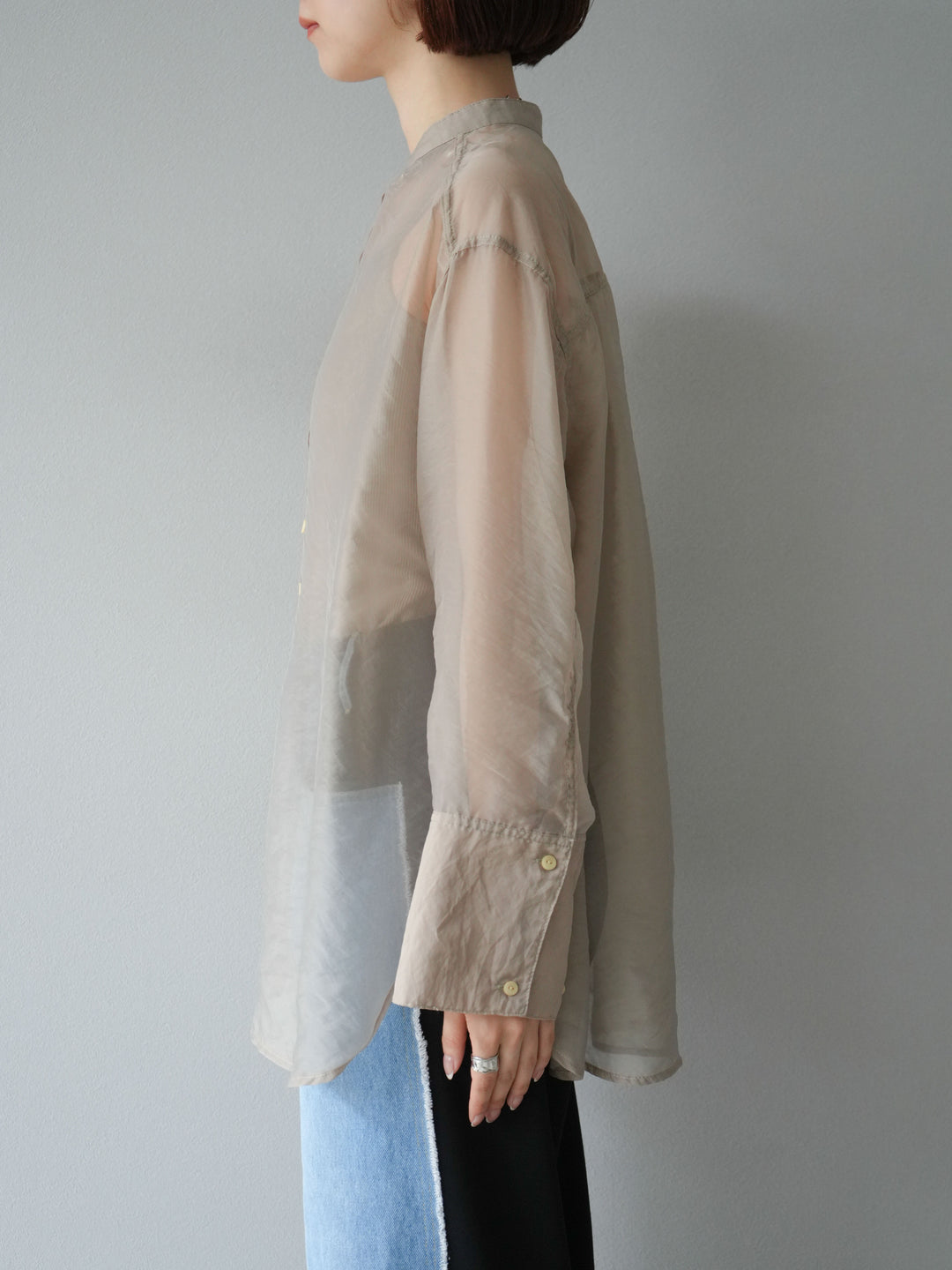 [予約]シャイニーシアーバンドカラーシャツ/ベージュ