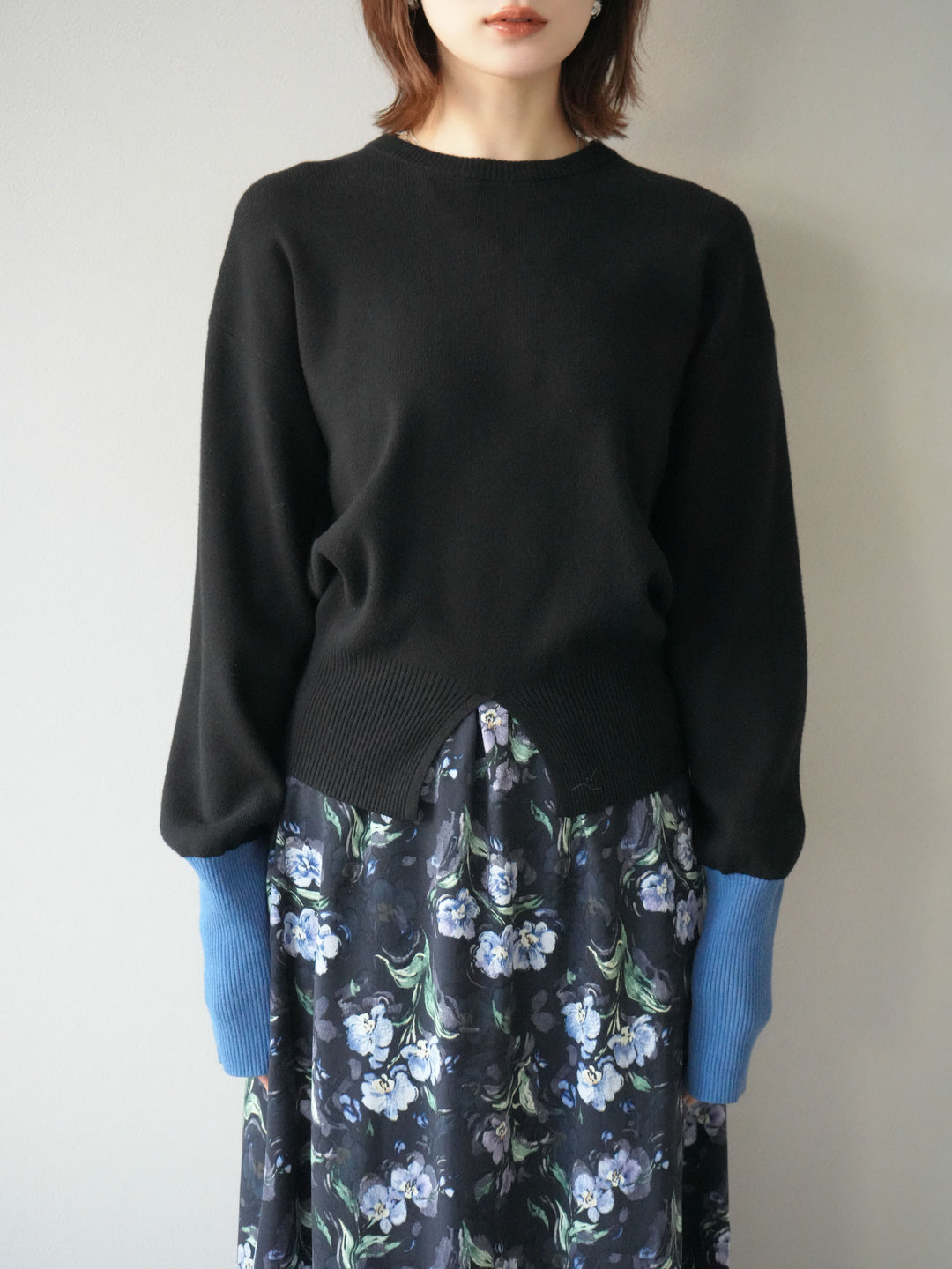 [予約]袖配色フロントスリットニットプルオーバー/ブラック