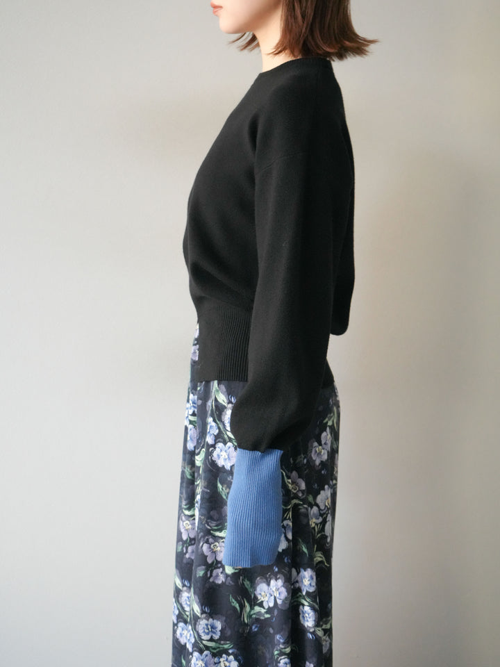 [予約]袖配色フロントスリットニットプルオーバー/ブラック