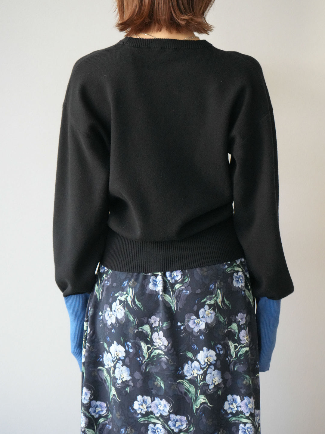 [予約]袖配色フロントスリットニットプルオーバー/ブラック