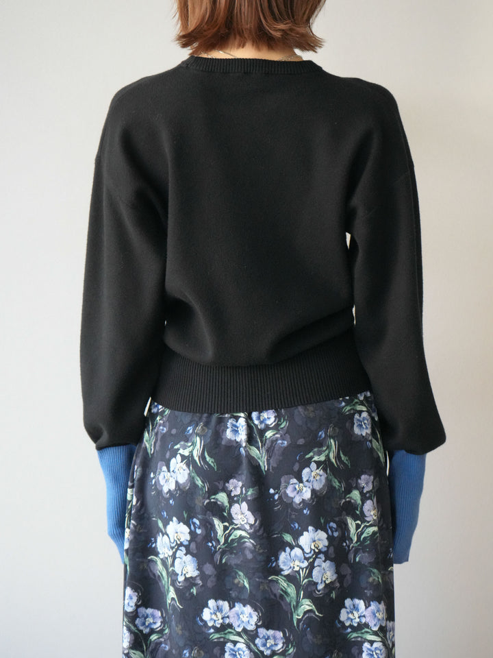 [予約]袖配色フロントスリットニットプルオーバー/ブラック