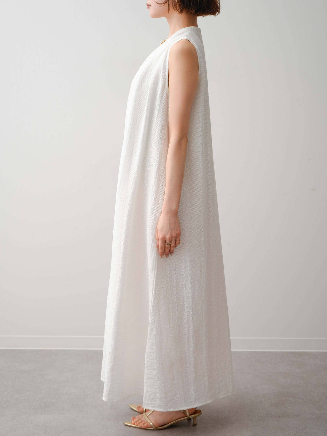 [予約]ショルダーギャザーVネックノースリワンピース/white