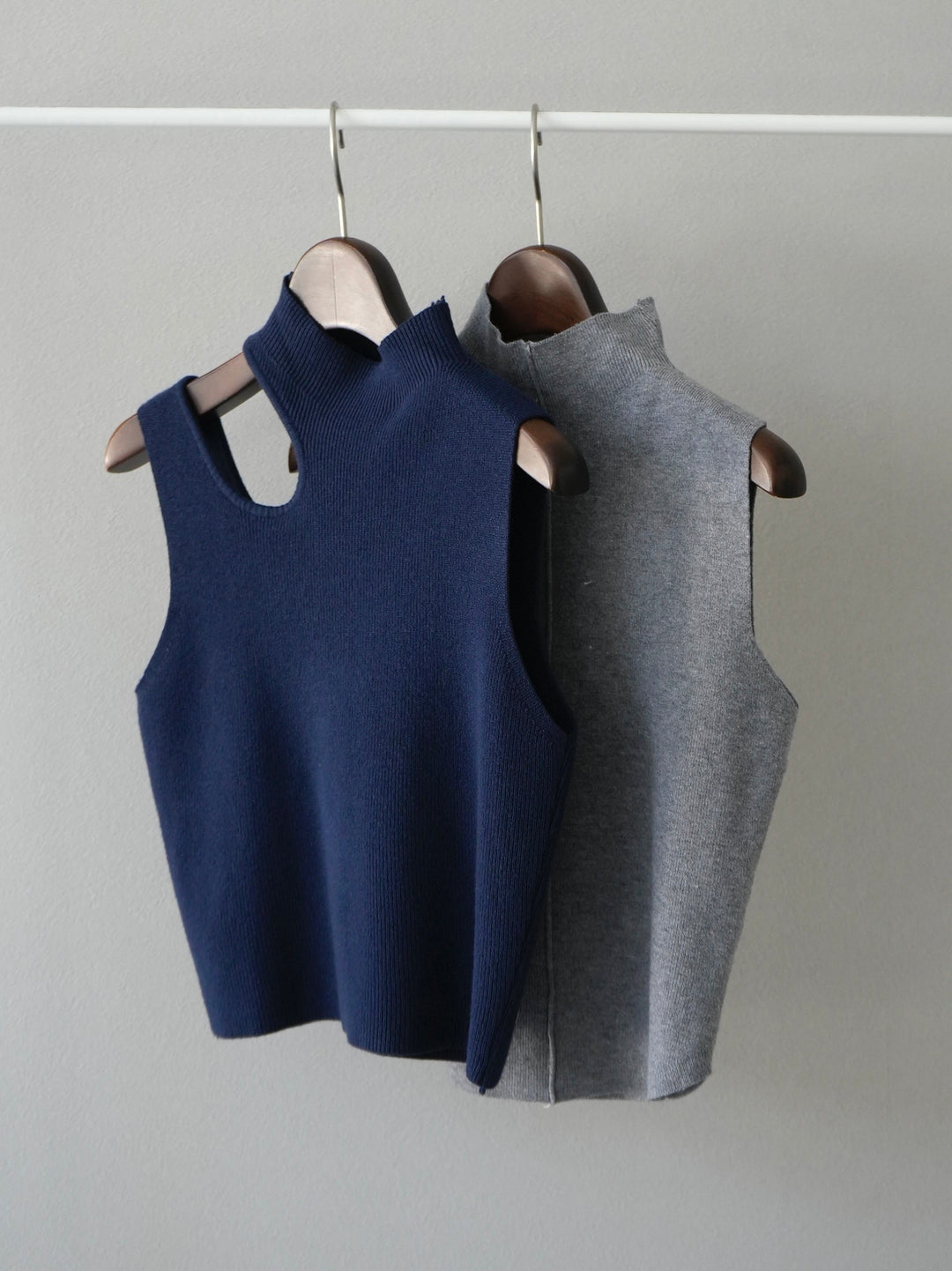 [SET] Cut-out sleeveless rib knit + petite neck center seam sleeveless knit top (2set)
