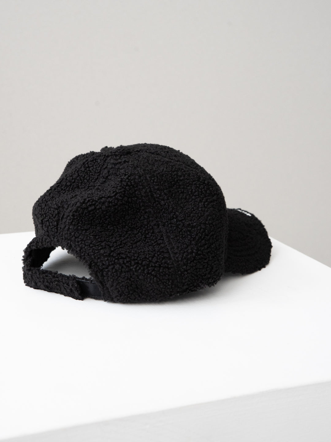 [予約]ロゴ入りプードルボアCAP/black