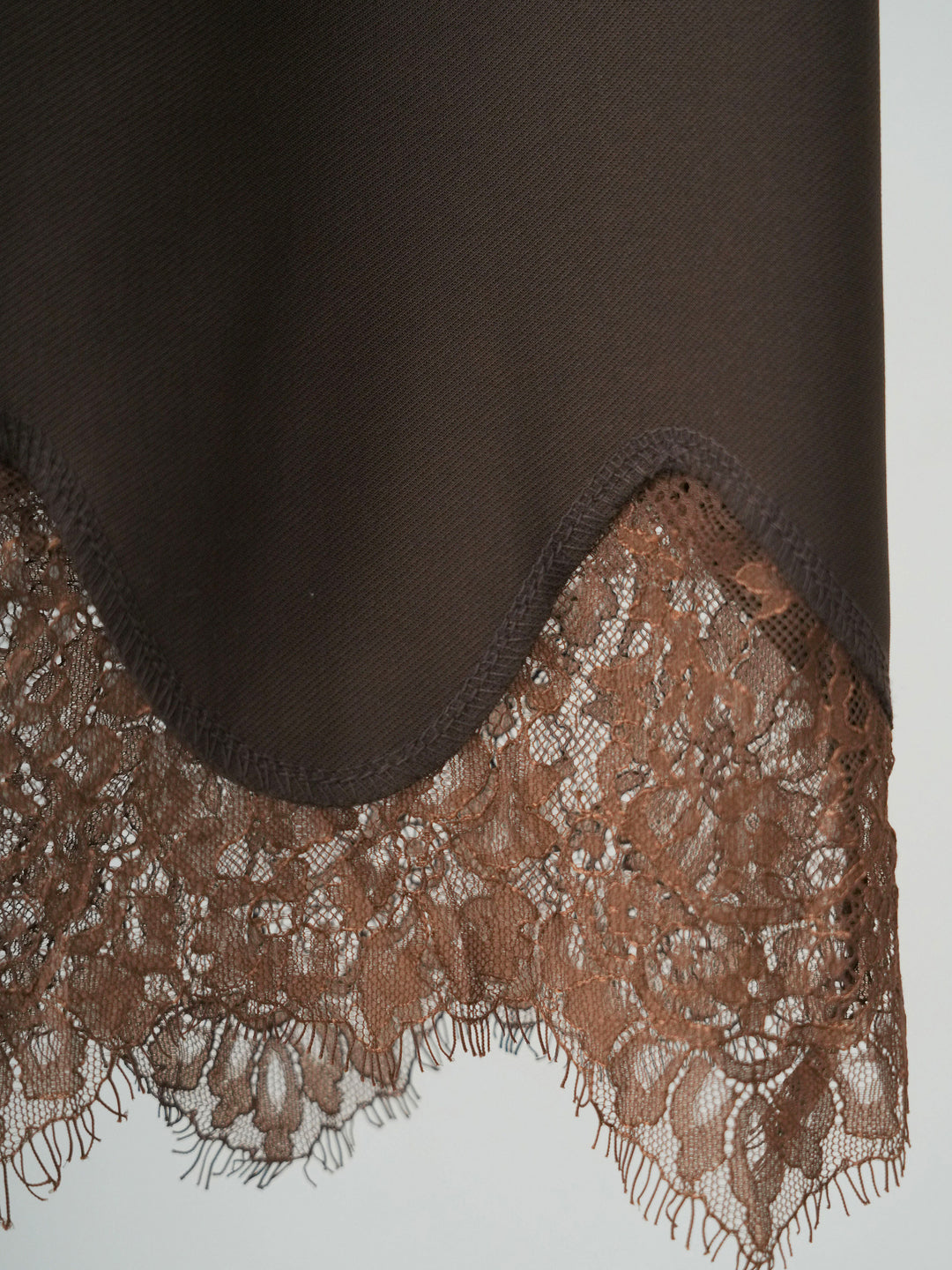 【套裝】透視蝙蝠袖牛仔襯衫 + 內建羅紋抹胸吊帶背心 + 蕾絲邊緞面 I 字裙（三件套）