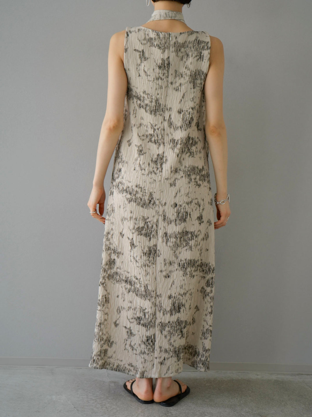 [Pre-order] Twisted shoulder navy blue nuanced pattern dress/ivory