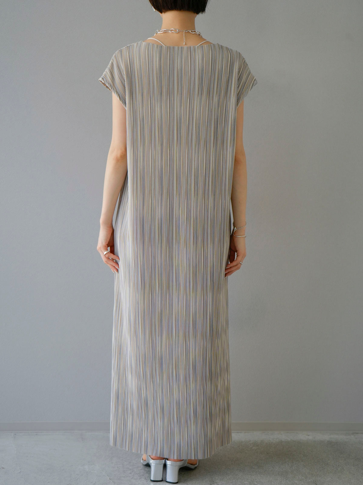 予約]マルチプリーツフレンチスリーブワンピース/グレー – Lumier