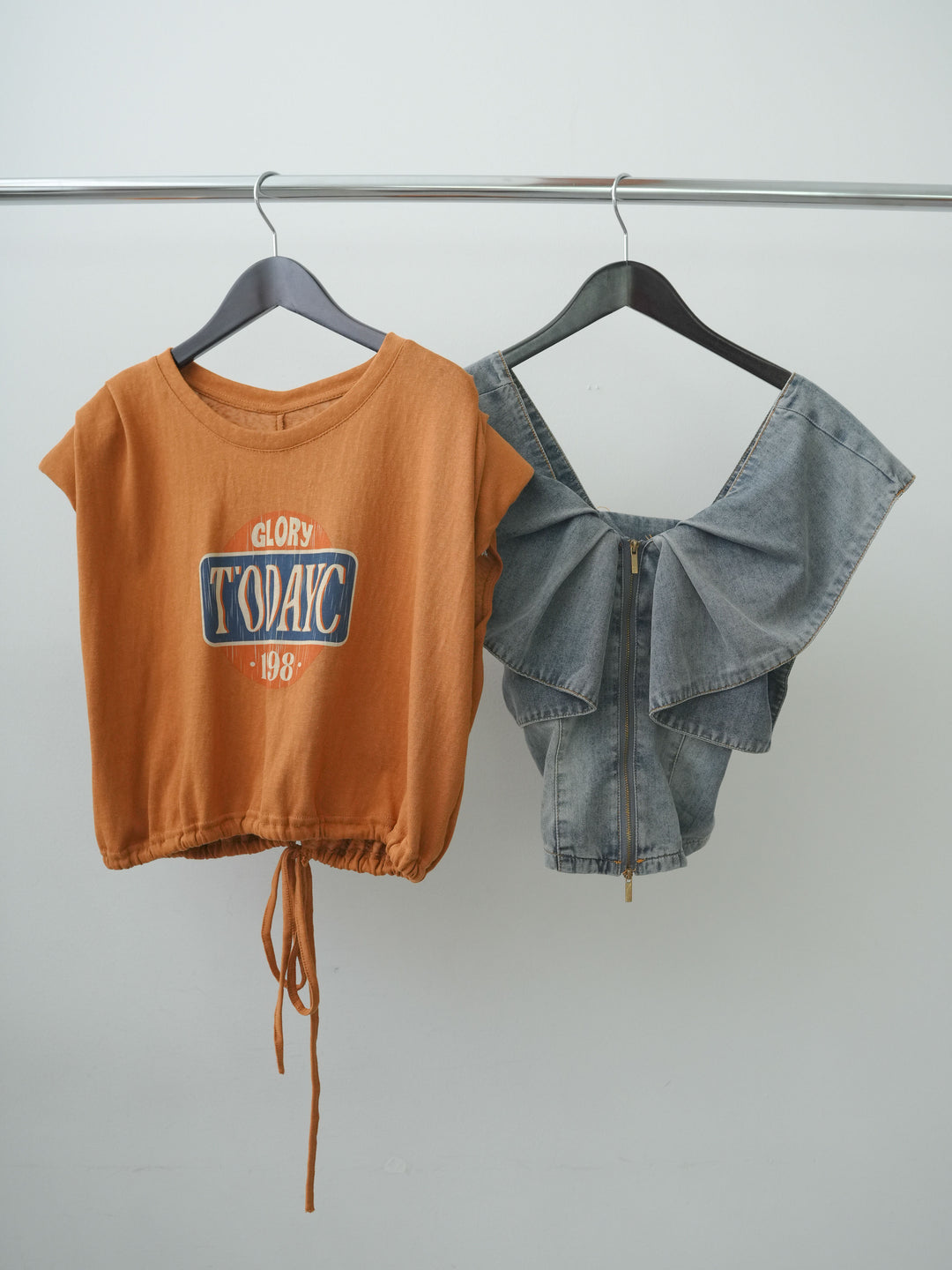 [SET]ヴィンテージロゴドロストTEE+フロントジップフリルカラーデニムトップス(2set)