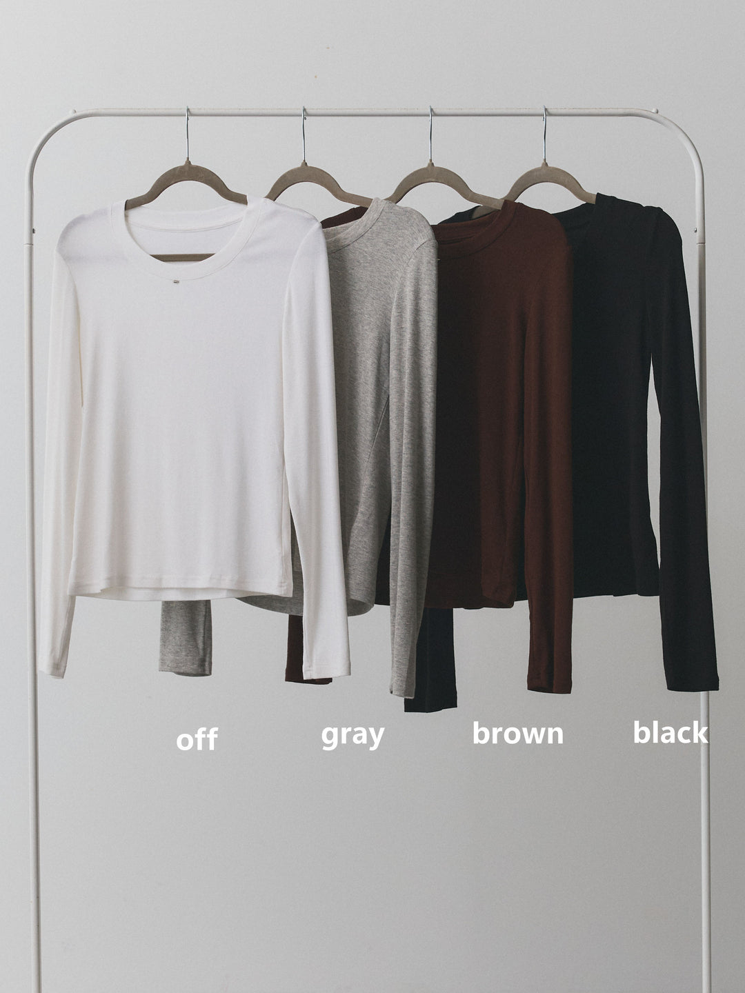 【Allure】[SET]モチーフ付Uネックシアーカットソー+レザータックセミワイドパンツ(2set)