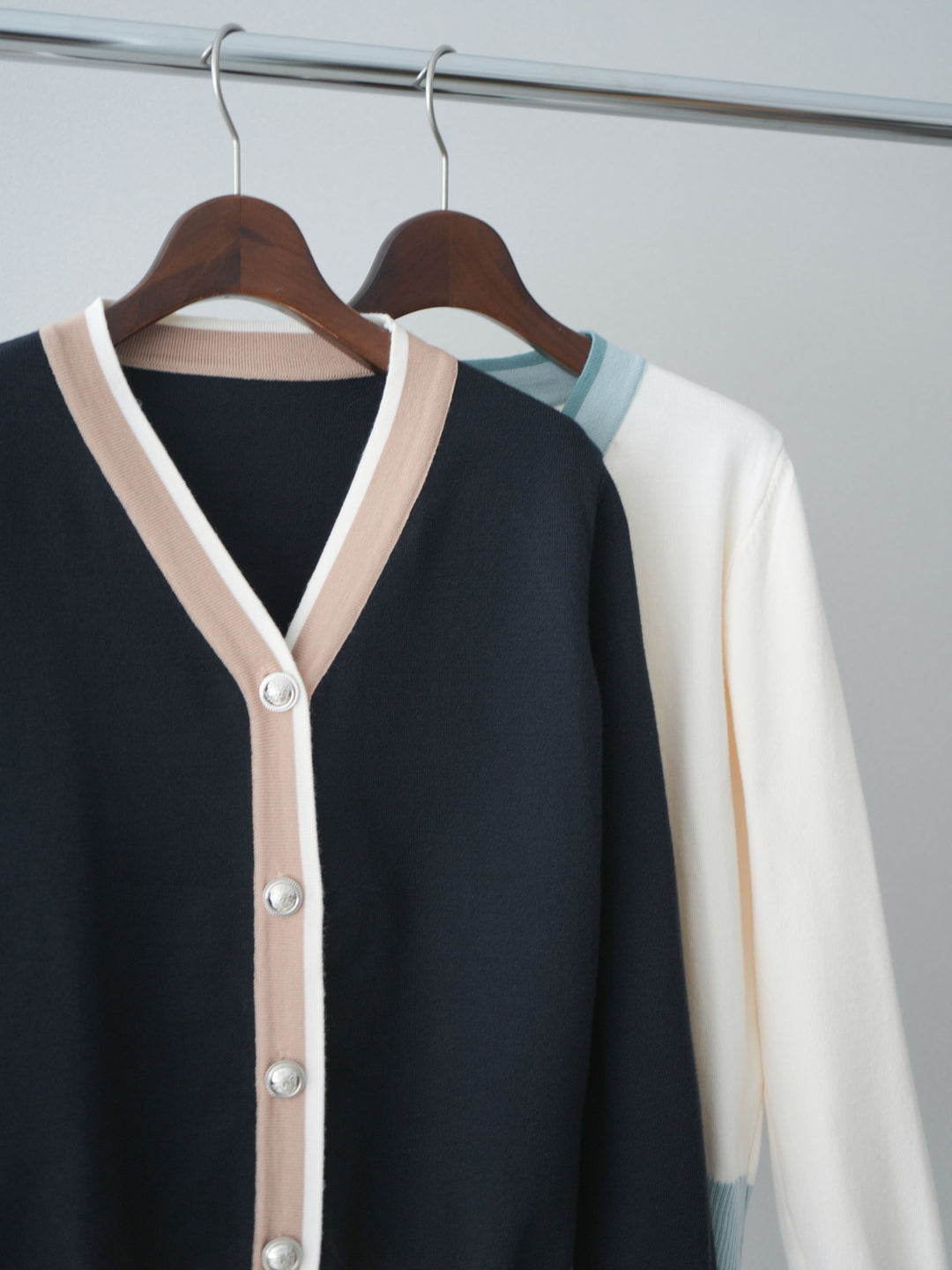 [SET]デザインボタン配色Vネックニットカーディガン+テープベルトタックバギーパンツ(2set)